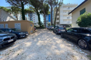 Parcheggio scoperto, 50 metri dalla struttura 